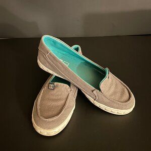 DC Brand Women's Casual Taupe Color Slip-on Shoes Womens Size US 6-Super Cute!